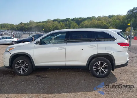 2019 Toyota Highlander Le z USA, uszkodzony, nr VIN 5TDBZRFH0KS711147